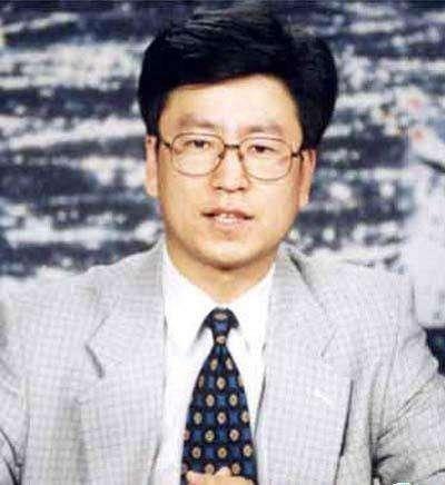 白岩松年轻时的照片,镜头下的青涩与激情